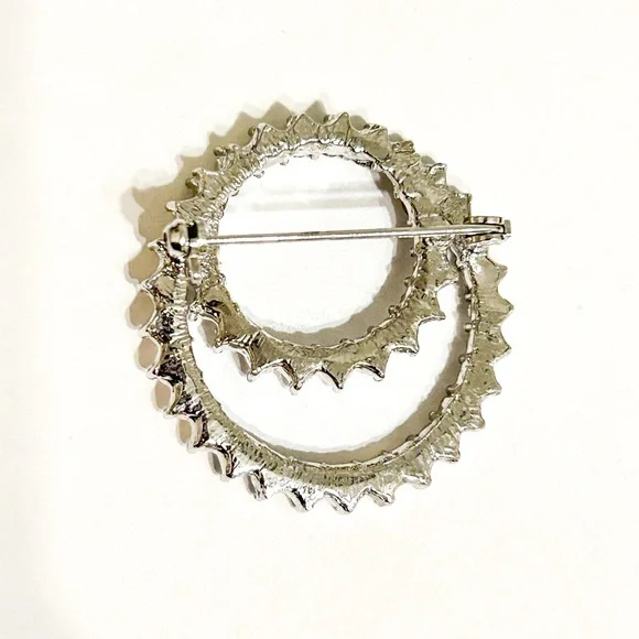 Vintage Clear Crystal Rhinestone Wreath Brooch Pin - Picture 11 of 12